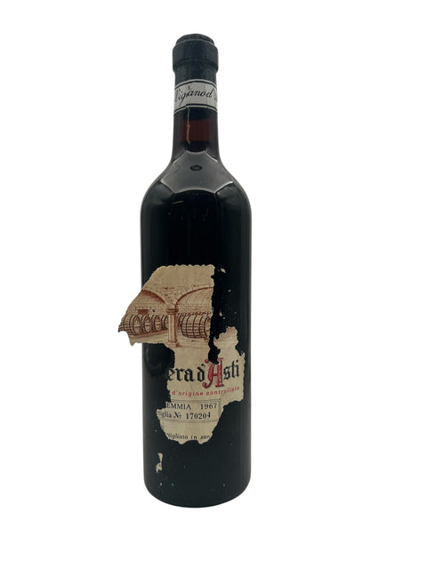 Flaska Barbera d'Asti Vignano 1967 med delvis sliten etikett