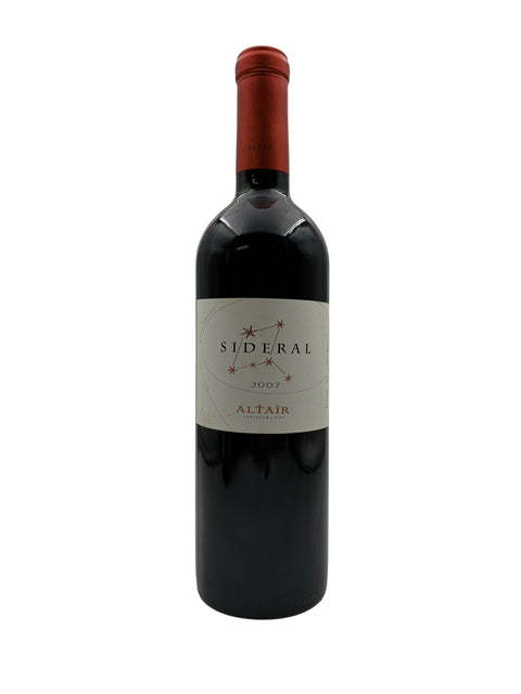 En flaska Sideral Altair 2007 rött vin