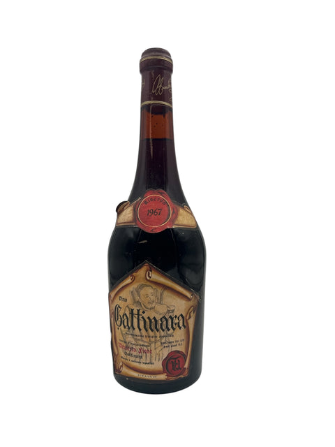 Flaska Gattinara Umberto Fiore rött vin från 1967 med historisk stil