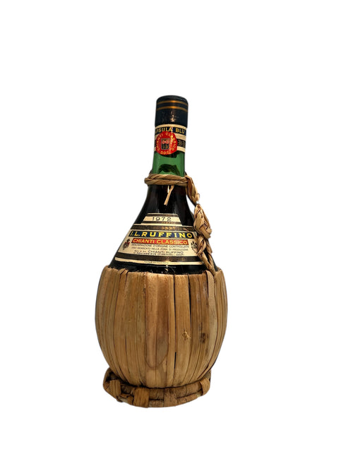 Flaska Chianti Classico Il Ruffino 1972 med traditionellt bastomslag