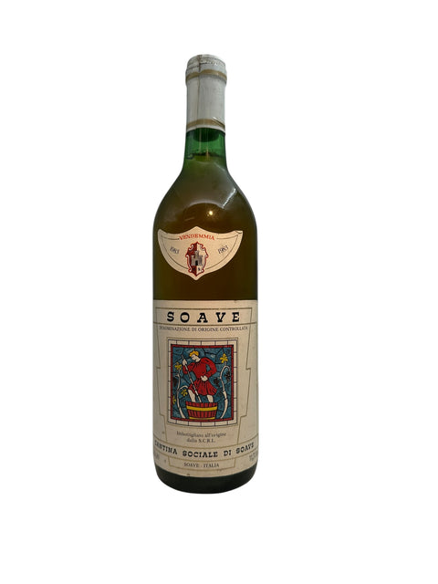 En flaska Soave vitt vin från Cantina Sociale årgång 1963