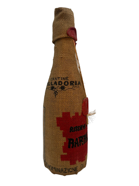 Flaska Barbaresco Cantina Villadoria 1975 insvept i jutepåse
