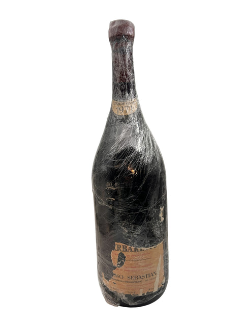 Flaska Barbaresco Rosso Sebastian rött vin 1971 inslaget i plast