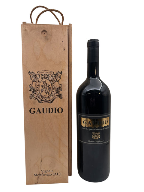 Flaska Gaudio rött vin bredvid trälåda med logotyp