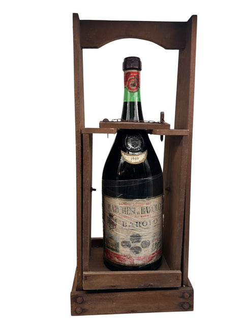 Flaska Barolo 1969 från Marchesi di Barolo i en trälåda