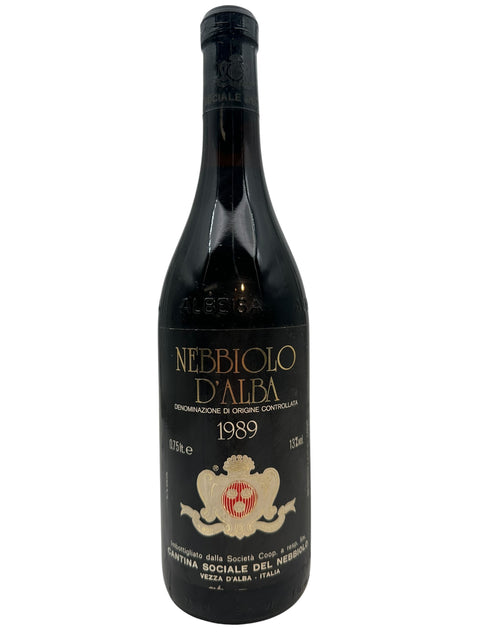 Flaska Nebbiolo D'Alba rött vin från 1989